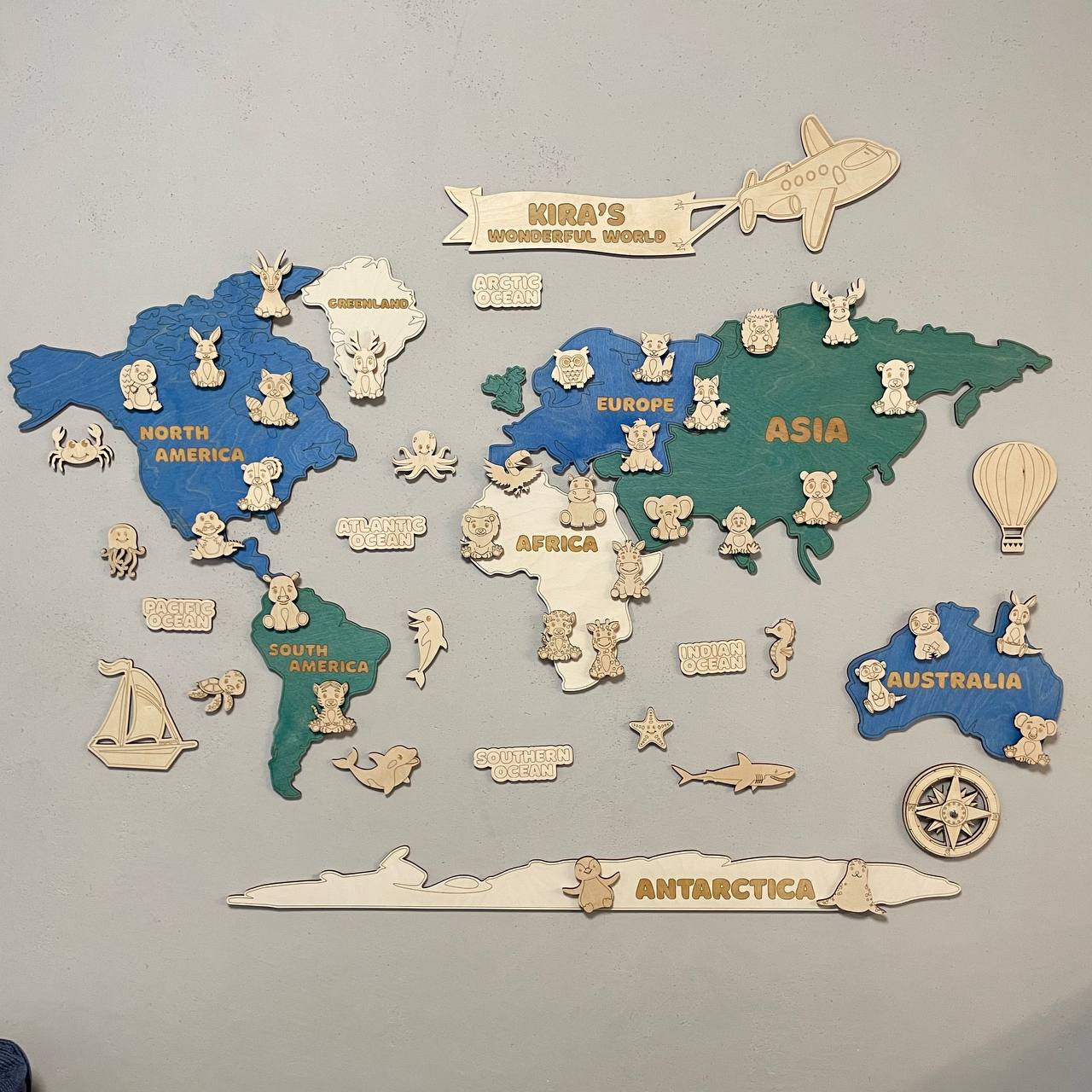 Busy Toys™ Drewniana mapa świata - Animal Planet - Niebieska